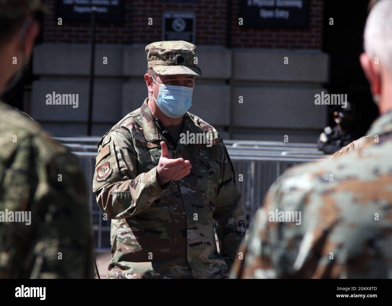 Oberstleutnant der US-Luftwaffe, Charles Wetzelberger, stellvertretender Standortkoordinator der Maryland Air National Guard, spricht vor einem Besuch des M&T Bank Stadions in Baltimore, MD., 13. Mai, mit Verteidigungsantachés aus Bosnien-Herzegowina, Kroatien, Estland, Montenegro und Nord-Mazedonien. 2021. Das Büro des Staatspartnerschaftsprogramms der Maryland National Guard war Gastgeber der Verteidigungsantachés, um Erfahrungen aus Operationen zur Unterstützung staatlicher und lokaler Partner während der COVID-19-Pandemie zu liefern. Stockfoto