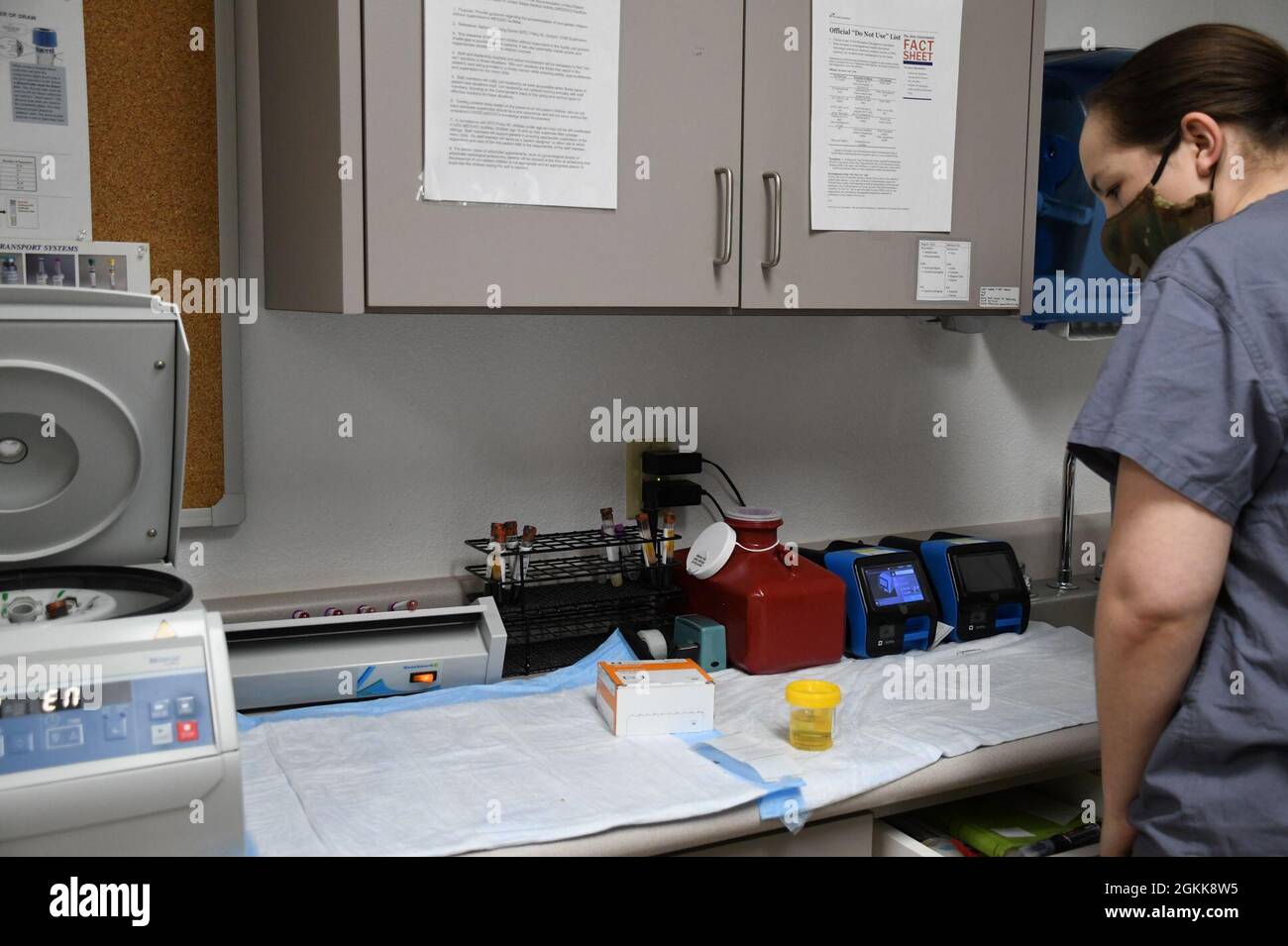 Medizinische Spezifikation Der Klinik Kiley Keswick kann nun in der Yuma Proving Ground Health Clinic mit zwei neu erworbenen Prüfmaschinen auf verschiedene Krankheiten testen. Stockfoto