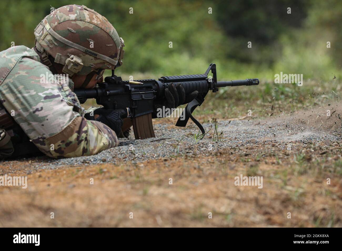 Sgt. Rolando Vazquez, 524. Combat Sustainment Support Bataillon, 25. Division Sustainment Brigade, 25. Infanterie Division, schießt aus der Bauchlage auf Schofield Barracks, Hawaii, 13. Mai 2021. M-4-Qualifikationen, simuliertes Schießen, Z-Line-Riemenscheibensystem und ein 12-Meilen-Ruck-marsch in weniger als drei Stunden wurden den verbleibenden Soldaten am letzten Tag des Wettbewerbs überstellt. Stockfoto