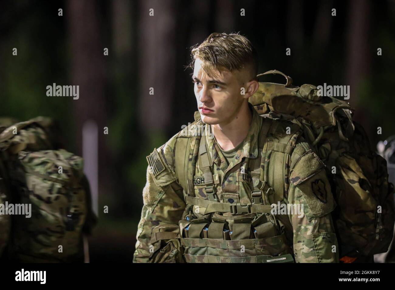 Spc. Derek Hughes, 65. Brigade Engineering Bataillon, 2. Infanterie-Brigade Combat Team, 25. Infanterie-Division, bereitet sich auf den Start des Rucks auf Schofield Barracks, Hawaii, 13. Mai 2021 vor. M-4-Qualifikationen, simuliertes Schießen, Z-Line-Riemenscheibensystem und ein 12-Meilen-Ruck-marsch in weniger als drei Stunden wurden den verbleibenden Soldaten am letzten Tag des Wettbewerbs überstellt. Stockfoto