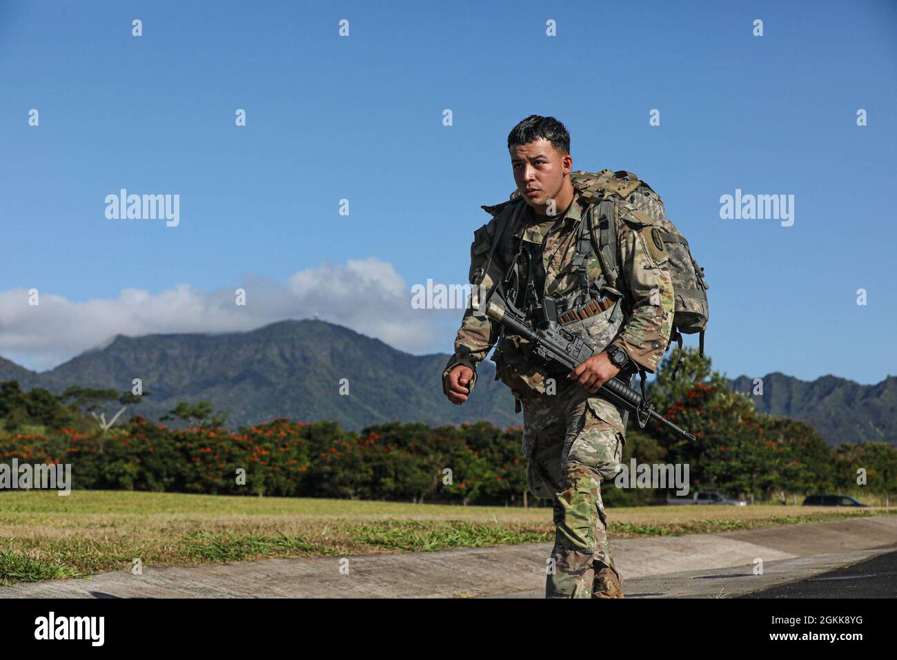 Sgt. Rolando Vazquez, 524th Combat Sustainment Support Bataillon, 25th Division Sustainment Brigade, 25th Infantry Division, beendet den Ruck march auf Schofield Barracks, Hawaii, 13. Mai 2021. M-4-Qualifikationen, simuliertes Schießen, Z-Line-Riemenscheibensystem und ein 12-Meilen-Ruck-marsch in weniger als drei Stunden wurden den verbleibenden Soldaten am letzten Tag des Wettbewerbs überstellt. Stockfoto