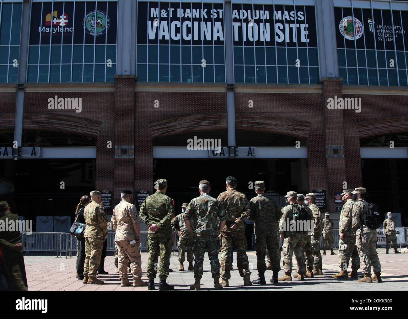 Verteidigungsattachés aus Bosnien-Herzegowina, Kroatien, Estland, Montenegro und Nordmakedonien und Mitglieder der Nationalgarde von Maryland treffen sich vor dem Massenimpfungsort im M&T Bank Stadium in Baltimore, MD., 13. Mai 2021. Das Büro des Staatlichen Partnerschaftsprogramms der MDNG war Gastgeber der Verteidigungsantachés, um Erfahrungen aus Operationen zur Unterstützung staatlicher und lokaler Partner während der COVID-19-Pandemie zu liefern. Stockfoto