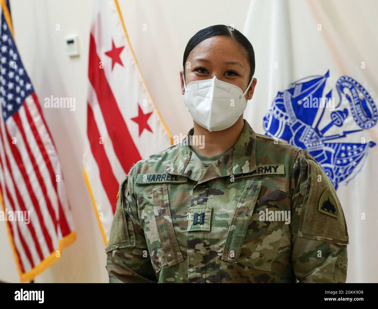 Die US-Militärkapitän Maryanne Harrell, Kommandantin der medizinischen Abteilung der Columbia Army National Guard, steht vor einer Flaggenanzeige in der Armory von Washington D. C., 13. Mai 2021. Stockfoto