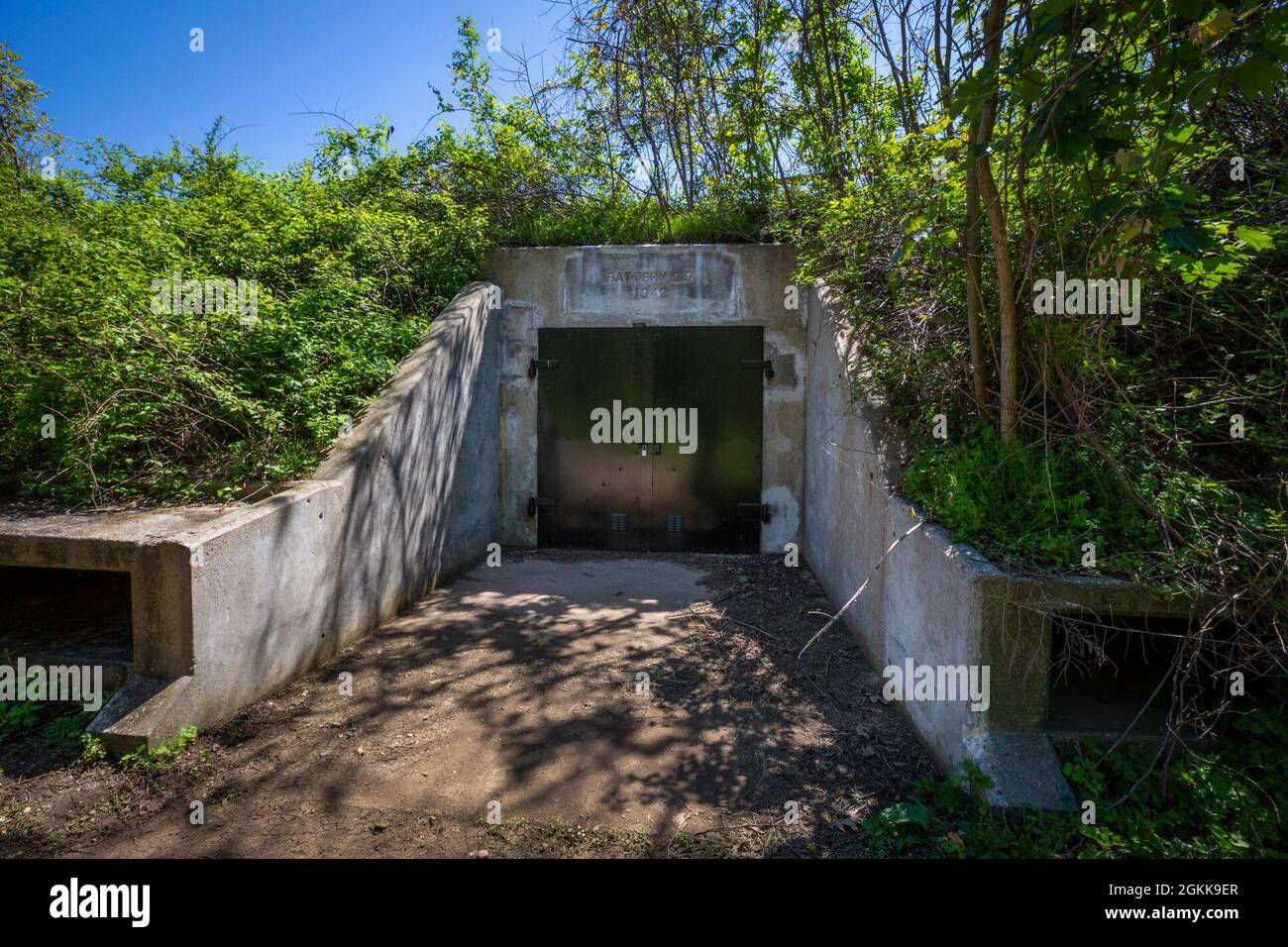 Eintritt zu Battery 219 im Navesink Military Reservation, gelegen im Hartshorne Woods Park in Highlands, N.J., 13. Mai 2021. Die Batterie der Küstenpistole aus dem Zweiten Weltkrieg bestand aus zwei 6-Zoll-Schnellfeuerwaffen M1903-A2, die auf abgeschirmte Barbette-Wagen mit M1 montiert waren, die vor einer erdbedeckten Stahlbetonstützkonstruktion platziert waren. Die Geschütze feuerten 105-Pfund panzerbrechende Geschosse mit einer Reichweite von mehr als 15 Meilen bei einer Schussrate von fünf Runden pro Minute ab. Im Jahr 1953 wurde das Navesink Military Reservat zur Highlands Air Force Station, die Radarabdeckung bereitstellt. Von 1966 bis zur Stilllegung Stockfoto