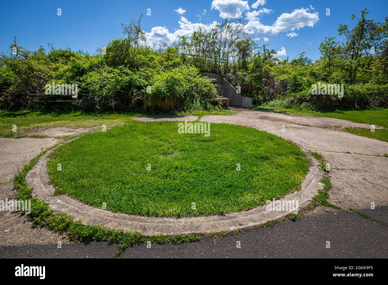 Batterie 219 im Navesink Military Reservation, gelegen im Hartshorne Woods Park in Highlands, N.J., 13. Mai 2021. Die Batterie der Küstenpistole aus dem Zweiten Weltkrieg bestand aus zwei 6-Zoll-Schnellfeuerwaffen M1903-A2, die auf abgeschirmte Barbette-Wagen mit M1 montiert waren, die vor einer erdbedeckten Stahlkonstruktion aus Beton aufgestellt waren. Die Geschütze feuerten 105-Pfund panzerbrechende Geschosse mit einer Reichweite von mehr als 15 Meilen bei einer Schussrate von fünf Runden pro Minute ab. Im Jahr 1953 wurde das Navesink Military Reservat zur Highlands Air Force Station, die Radarabdeckung bereitstellt. Von 1966 bis zu seiner Stilllegung im Jahr 1974, die Stockfoto
