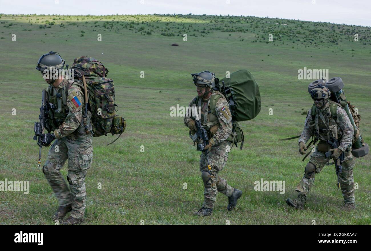 Niederländische Soldaten wurden während der Swift Response 21 im Babadag Training Area, Rumänien, 14. Mai 2021 einem 11. Luftbataillon-Manöver zu einem Rallyepunkt zugewiesen. Swift Response 21 ist eine mit Defender 21 verknüpfte Übung, eine jährliche, von der US-Armee geführte, multinationale, gemeinsame Übung, die darauf ausgelegt ist, Bereitschaft und Interoperabilität zwischen den USA, der NATO und den Partnermilitärs aufzubauen. Stockfoto