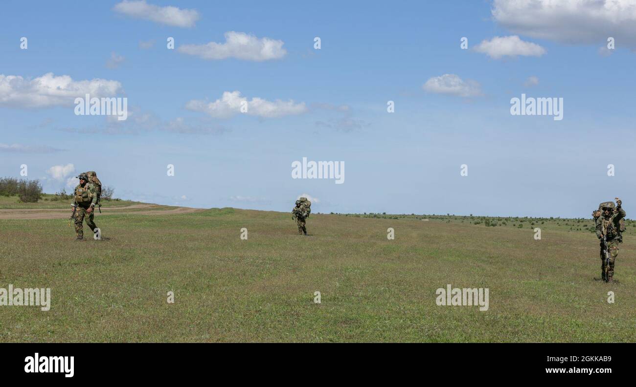 Niederländische Soldaten wurden während der Swift Response 21 im Babadag Training Area, Rumänien, 14. Mai 2021 einem 11. Luftbataillon-Manöver zu einem Rallyepunkt zugewiesen. Swift Response 21 ist eine mit Defender 21 verknüpfte Übung, eine jährliche, von der US-Armee geführte, multinationale, gemeinsame Übung, die darauf ausgelegt ist, Bereitschaft und Interoperabilität zwischen den USA, der NATO und den Partnermilitärs aufzubauen. Stockfoto