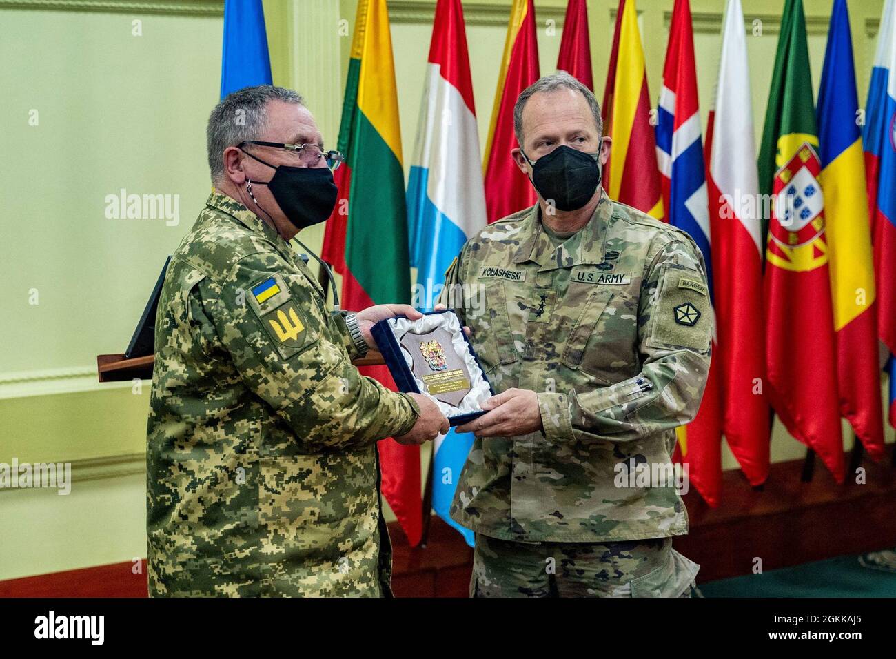 Generalleutnant John S. Kolasheski, Generalkommandant des V-Korps, erhält eine Plakette, die der ukrainische Generalleutnant Pavlo Tkachuk, Chef der Nationalen Armeeakademie der Ukraine, am 14. Mai 2021, im Internationalen Friedens- und Sicherheitszentrum in der Nähe von Yavoriv, Ukraine, verliehen hat. Stockfoto