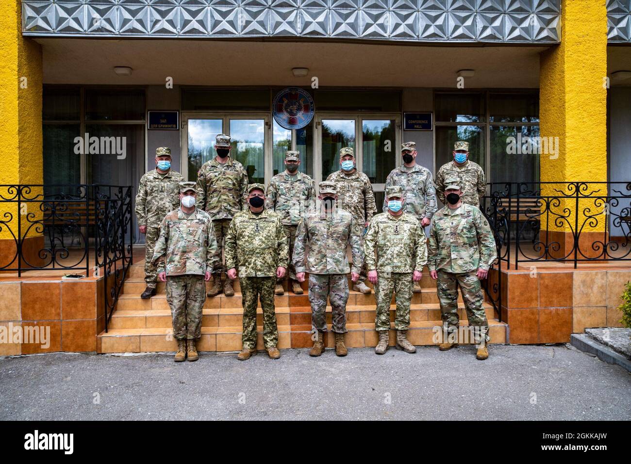 Generalleutnant John S. Kolasheski, Generalkommandant des V-Korps, posiert für ein Foto mit US- und ukrainischen Offizieren, die der Gemeinsamen multinationalen Ausbildungsgruppe – Ukraine, bei einem Besuch im Javoriv-Kampftrainingszentrum, 14. Mai 2021, zugeordnet sind. Stockfoto