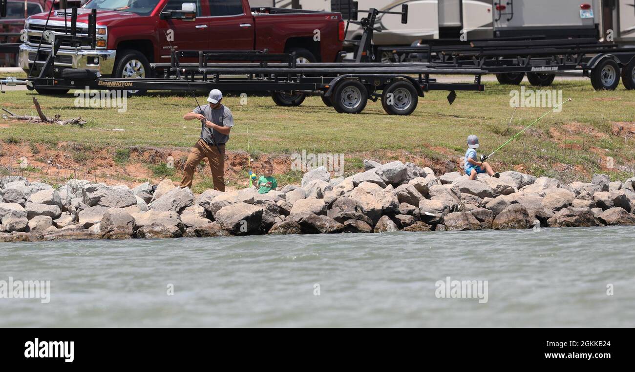 Ein Besucher des Canton Lake und zwei Kinder fischen am Ufer des Canton Lake während des Walleye Rodeo-Wochenendes. Dies ist das 54. Jahr, in dem das Turnier am Canton Lake stattgefunden hat. Stockfoto