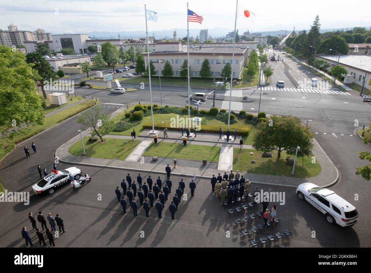 Die Ehrenwache der Basis bereitet sich darauf vor, die amerikanische und japanische Flagge während der Zeremonie der Nationalen Polizeiwoche auf dem Luftwaffenstützpunkt Yokota, Japan, am 14. Mai 2021, zu senken. Die Polizeiwoche ist eine einwöchige Veranstaltung zu Ehren von Polizeibeamten und wird mit Mitgliedern der Sicherheitskräfte im Ausland anerkannt. Stockfoto