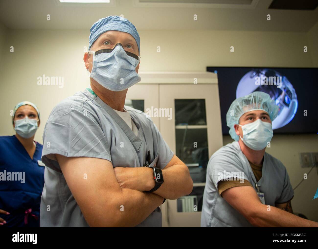 210514-N-DA693-1006 SAN DIEGO (14. Mai 2021) Kapt. Gordon Wisbach, Leiter des Naval Medical Center San Diego (NMCSD) Bio-Skills Training and Simulation Center, OP-Direktor und einer der ranghöchsten Chirurgen des Virtual Medical Operation Center (VMOC), Bereitet die Geräte in einem der Operationssäle des Krankenhauses vor einer chirurgischen Telementoring-Sitzung am 14. Mai vor. Bei der chirurgischen Telementoring wird eine Videokonferenz zwischen einem Mentor, einem leitenderen Chirurgen oder Spezialisten und einem Mentee, in der Regel einem Junior-Anbieter, vor oder während eines Eingriffs durchgeführt, um Wissen und Anleitung auszutauschen. NMCS Stockfoto