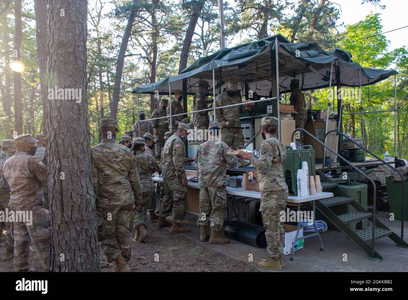 Soldaten der Nationalgarde der New Yorker Armee wurden dem 101. Signal Bataillon-Zug auf dem Mobile Kitchen Trailer (MKT) für den bevorstehenden Philip A. Connelly Wettbewerb auf der Joint Base McGuire-Dix-Lakehurst, N.J., 15. Mai 2021 zugewiesen. Der Philip A. Connelly-Wettbewerb ist eine Anerkennung für herausragende Leistungen bei der Zubereitung und dem Servieren von Lebensmitteln in den Armeeeinrichtungen und während des Feldküchenbetriebs. Stockfoto