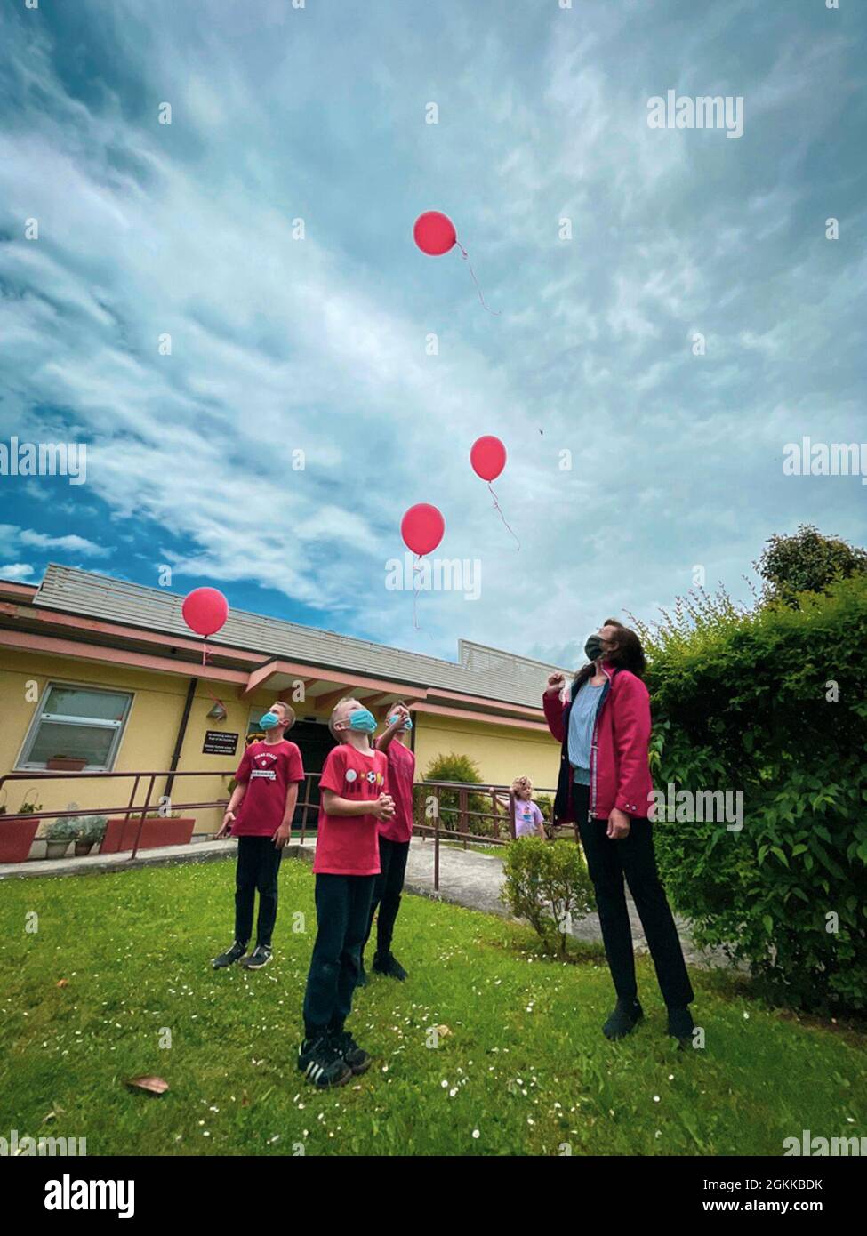 Brian, Matthew und Thomas, Jr. Ehler und Witwe Tatiana Soldaenko, ließen Ballons los, um Thomas Ehler zu ehren, bei einer Bankgedenkfeier am 17. Mai 2021 im USAG Italy Army Community Service, Vicenza, Italien. Stockfoto