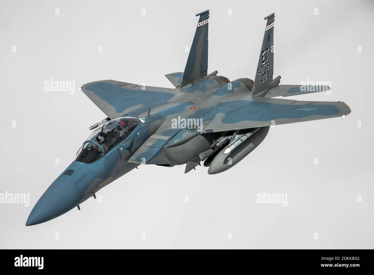 Eine F-15EX Eagle II vom 40. Flight Test Squadron, 96. Testflügel aus der Eglin Air Force Base, Florida, fliegt während einer Luftbetankungsaktion über dem Himmel von Nordkalifornien im Mai 14 in Formation. Der Eagle II nahm Anfang Mai an der Northern Edge 21-Übung in Alaska Teil. Stockfoto