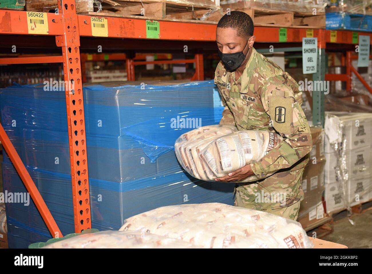 US Army Sgt. Marquise Tillerson, ein Spezialist für die Brandbekämpfung beim 182. Field Artillery Regiment, Michigan Army National Guard, der derzeit bei der Task Force 172 der Michigan National Guard arbeitet, füllt Lebensmittelaufträge für lokale Schulen und gemeinnützige Organisationen bei der Gleaners of Detroit Community Food Bank, Mai 14, 2021. Das Lebensmittelbanklager bedient 400 Agenturen in fünf Landkreisen. Seit März 2020 unterstützen die Teams der Nationalgarde von Michigan Lebensmittelbanken in ganz Michigan und verteilen Millionen Pfund an Lebensmittel an lokale Gemeinden. Stockfoto