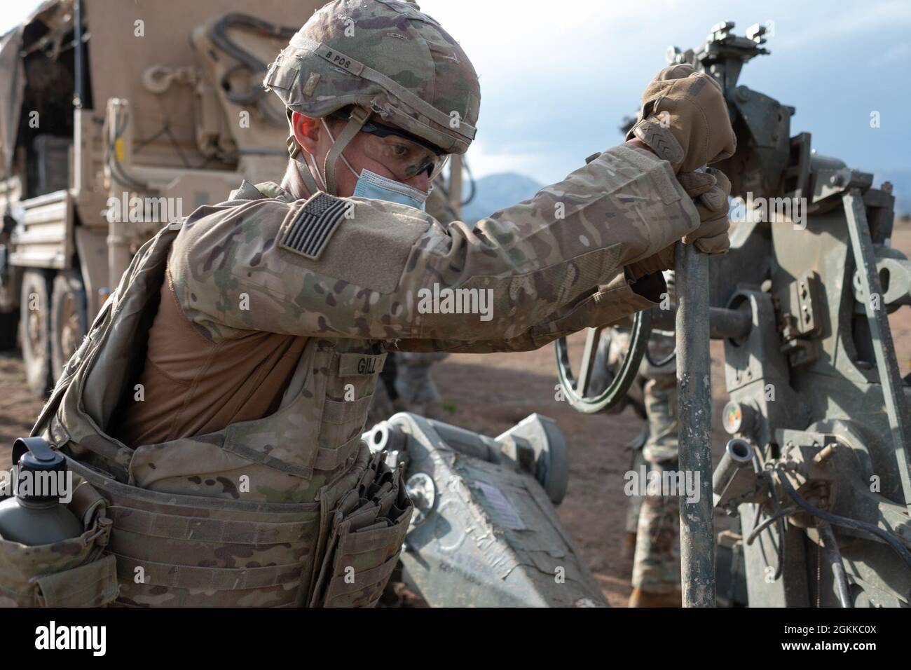 Pfc. Christopher Gill, ein Cannon Crewmitglied, das Charlie Battery, dem 2. Bataillon, dem 12. Field Artillery Regiment, dem 1. Stryker Brigade Combat Team, der 4. Infanterie-Division, zugewiesen wurde, pumpt den auf einer M777-Haubitze während der Artillerietabelle XII, Fort Carson, Colorado, 14 geschlossenen Mechanismus. 2021 Die Artillerietabellen sorgten dafür, dass Kanonenteams Artillerieleaufgaben als Teams ausführen konnten. Stockfoto