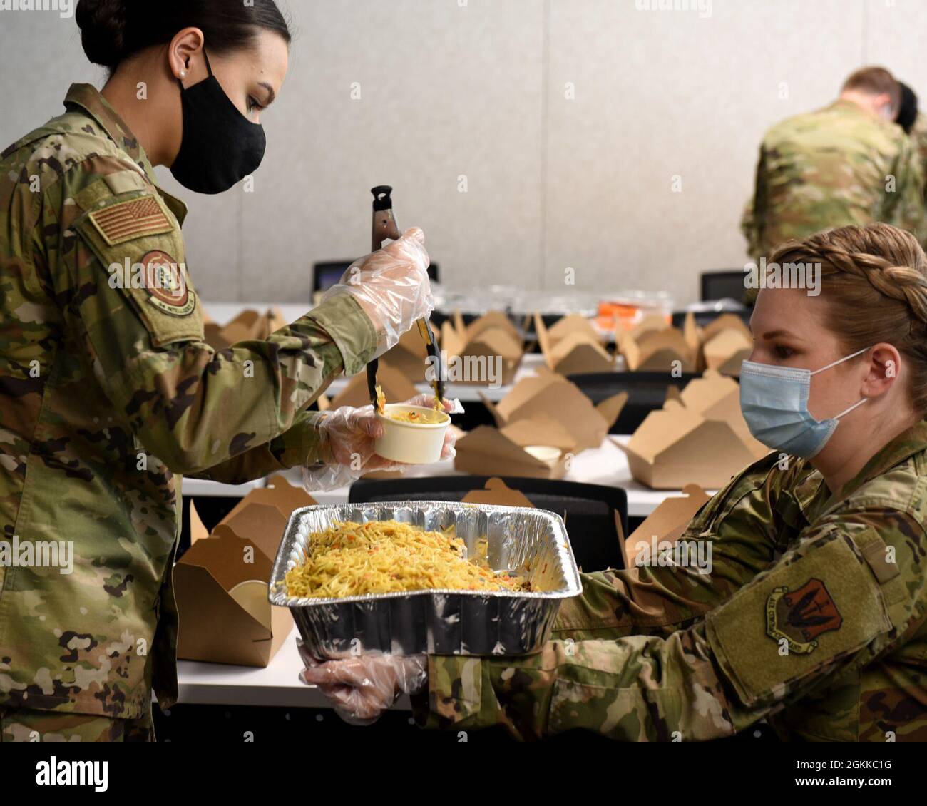 US Air Force Staff Sgt. Morganne und Senior AMN. Ericka bereitet traditionelle Bento-Boxen für Service-Mitglieder vor 14. Mai 2021 im Fort George G. Meade, MD. May ist ein Monat des asiatischen amerikanischen Pazifiks, um ihre Kultur zu teilen und offene Gespräche zu führen AAPI Airmen bereitete traditionelle asiatische Küche für ihre Gleichaltrigen zu. Stockfoto