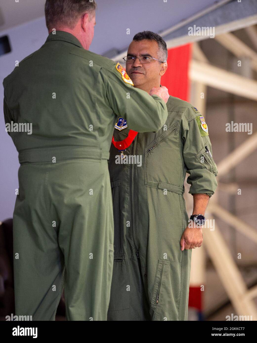 General John Nichols im Ruhestand verleiht Col. Raul Rosario die Lone Star Distinguished Service Medal, nachdem er 26 Jahre lang bei der Luftwaffe in JBSA-Lackland, Texas, gearbeitet hat, 15. Mai 2021. Stockfoto