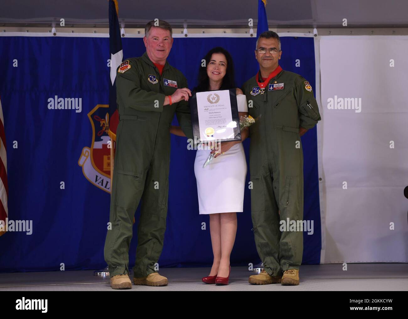 Generalmajor John Nichols überreicht die gelbe Rose dem Oberst Raul Rosario, dem ausscheidenden Kommando des 149. Kampfflügels, zusammen mit seiner Frau Sheila Rosario, und signalisiert ihre kommission als Gelbe Rose von Texas in JBSA-Lackland, Texas, 15. Mai 2021. Stockfoto