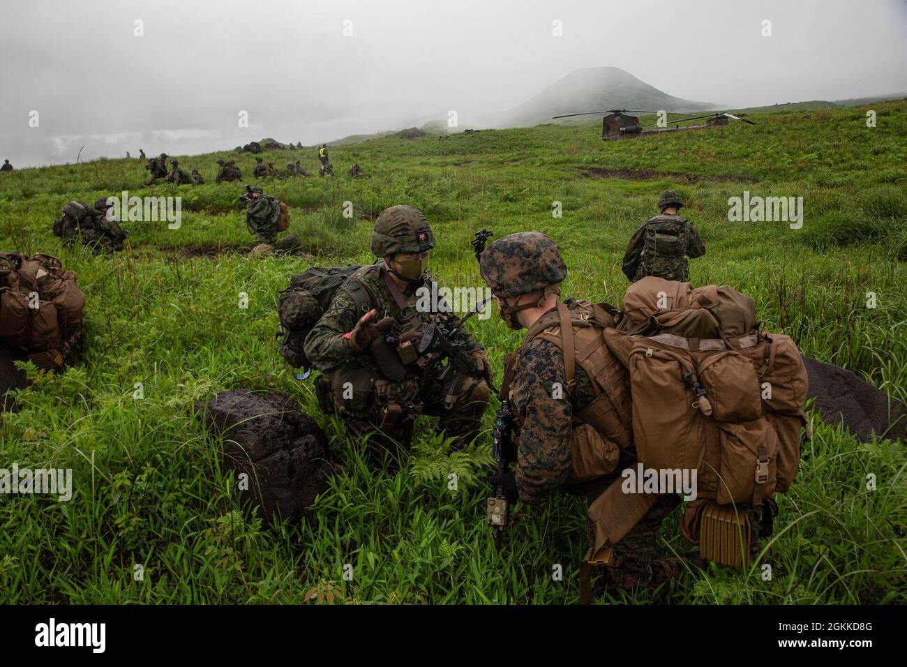 US-Marineinfanteristen mit der 5th Air Naval Gunfire Liaison Company, der III Marine Expeditionary Force und japanischen Soldaten mit der Amphibious Rapid Deployment Brigade, Japan Self Defense Force, Post Security, während sie während der Übung Jeanne D’Arc 21 im Kirishima Manovergebiet, Japan, 15. Mai 2021 einen multilateralen Angriff durchführten. ARC-21 bietet den US-amerikanischen, französischen, japanischen und australischen Streitkräften die Möglichkeit, Erfahrungen, Taktiken und Best Practices auszutauschen, um ihre Fähigkeiten gemeinsam zu verbessern. Stockfoto