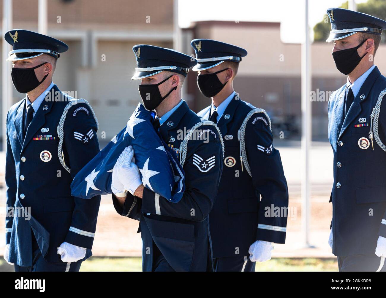 Flieger der Ehrenwache der Luke Air Force nehmen an der S.S. Mayaguez Memorial Retreat Zeremonie am 14. Mai 2021 auf der Luke AFB, Arizona, Teil. Die National Police Week wurde 1962 vom Kongress gegründet und ehrt Polizeibeamte, die ihr Leben im Dienst verloren haben. Stockfoto