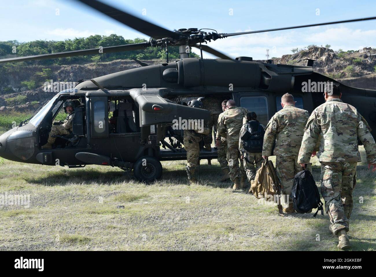 US-Dienstmitglieder, die der Joint Task Force-Bravo, dem Luftwaffenstützpunkt Soto Cano, Honduras, zugewiesen wurden, laden während Resolute Sentinel 21 in La Union, El Salvador, 15. Mai 2021 auf einen Hubschrauber der US-Armee UH-60 Black Hawk. Resolute Sentinel 21 fand in Guatemala, Honduras und El Salvador statt und integrierte Interoperabilitäts- und Katastrophenhilfe-Schulungen sowie medizinische Hilfe- und Bauprojekte. Stockfoto