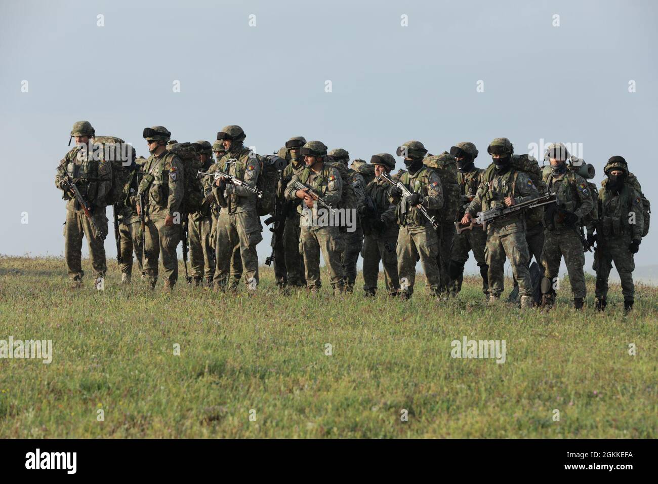 Rumänen von der 9. Bat übernehmen während der Swift Response 21 im Babadag Trainingsgebiet, Rumänien, 16. Mai 2021 die Autorität. Swift Response 21 ist eine mit Defender 21 verknüpfte Übung, eine jährliche, von der US-Armee geführte, multinationale, gemeinsame Übung, die darauf ausgelegt ist, Bereitschaft und Interoperabilität zwischen den USA, der NATO und den Partnermilitärs aufzubauen. Stockfoto