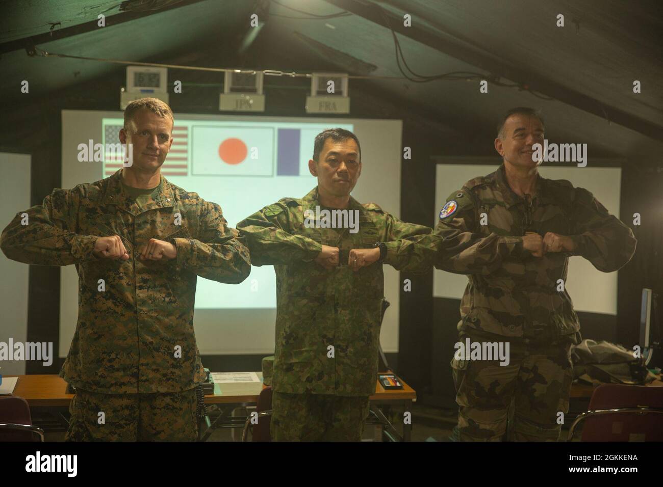 LT. Col. Jeremy Nelson, Kommandeur der Marine (links), Col. Masashi Hiraki, Kommandeur der japanischen Verteidigungskräfte (Mitte), Und Oberstleutnant Henry Marcaillou, Kommandant der französischen Bodentruppen für die Übung, posieren für ein Foto, nachdem er Interviews geführt hat, die die Fertigstellung von Jeanne D’Arc 21 im Kirishima Manövergebiet, Japan, am 16. Mai 2021 fortsetzten. Die Lehren und Praktiken, die wir mit unseren japanischen, französischen und australischen Verbündeten während der ARC-21 teilen, machen uns alle in der Lage, auf Krisen im gesamten Indo-Pazifik zu reagieren, sei es bei der Verteidigung Japans, sei es bei der Reaktion auf Notfälle an anderen Orten i Stockfoto