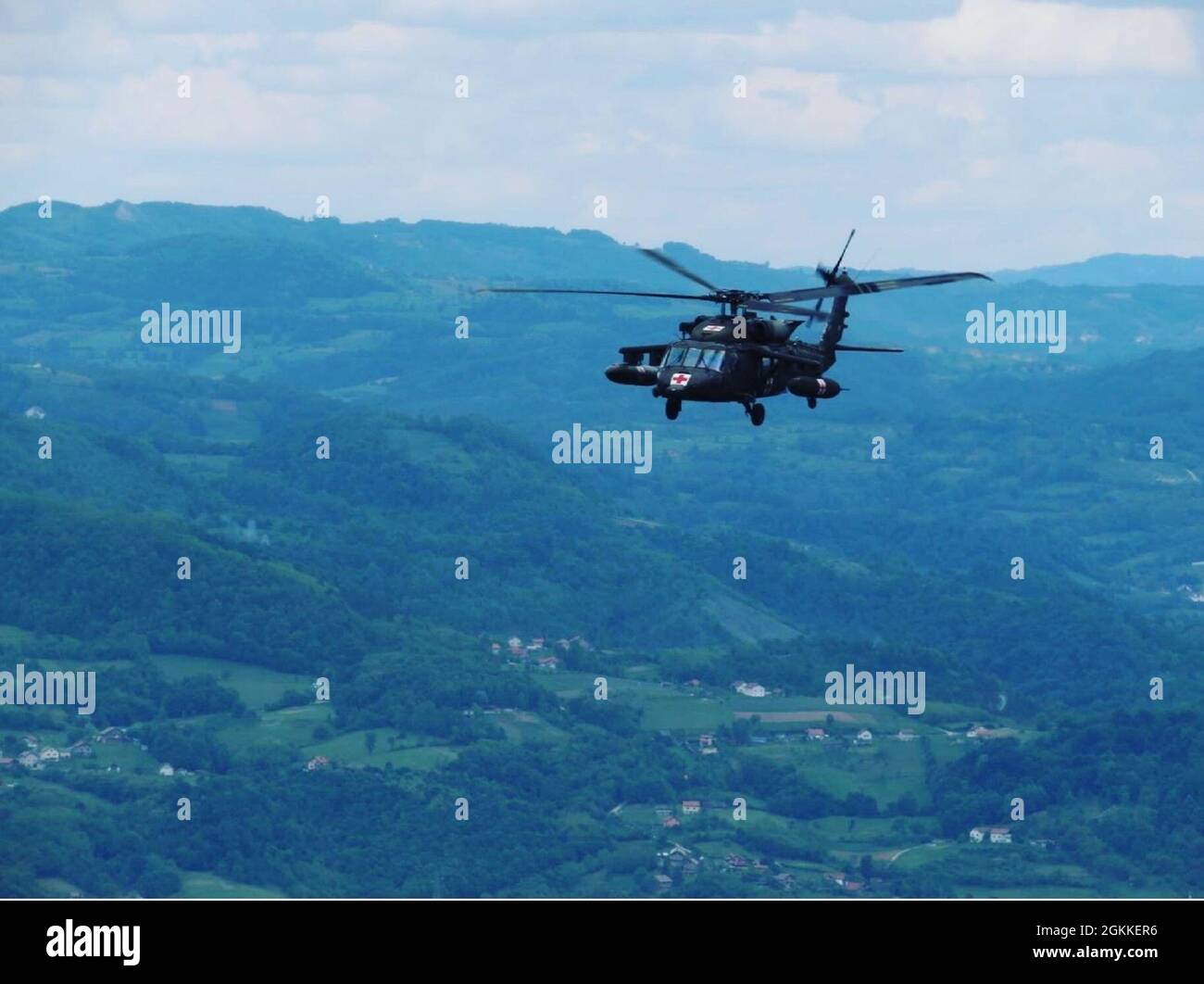 Ein Hubschrauber der UH-60 Medevac Black Hawk, der von Soldaten der Charlie Company, 2-1 General Support Aviation Bataillon, 1. Combat Aviation Brigade, betrieben wird, fliegt in Richtung Tuzla, Bosnien und Herzegowina Stockfoto