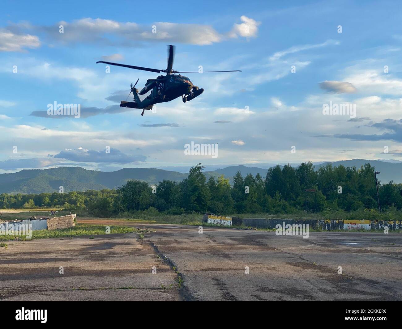 Ein Helikopter der UH-60 Medevac Black Hawk, der von Soldaten der Charlie Company, 2-1 General Support Aviation Bataillon, 1. Combat Aviation Brigade, betrieben wird, landet am Tuzla International Airport, Bosnien und Herzegowina, Mai 16. Zur Unterstützung der sofortigen Reaktion 21. Immediate Response 21 ist eine logistikorientierte Übung, mit der sowohl die Streitkräfte von Bosnien und Herzegowina als auch die US-Streitkräfte schnell von einem Standort zum anderen bewegen und verbessern können. Immediate Response 21 ist Teil von DEFENDER-Europe 21, einer umfassenden multinationalen Übung, die sicherstellen soll, dass US-Streitkräfte und teilnehmende N Stockfoto