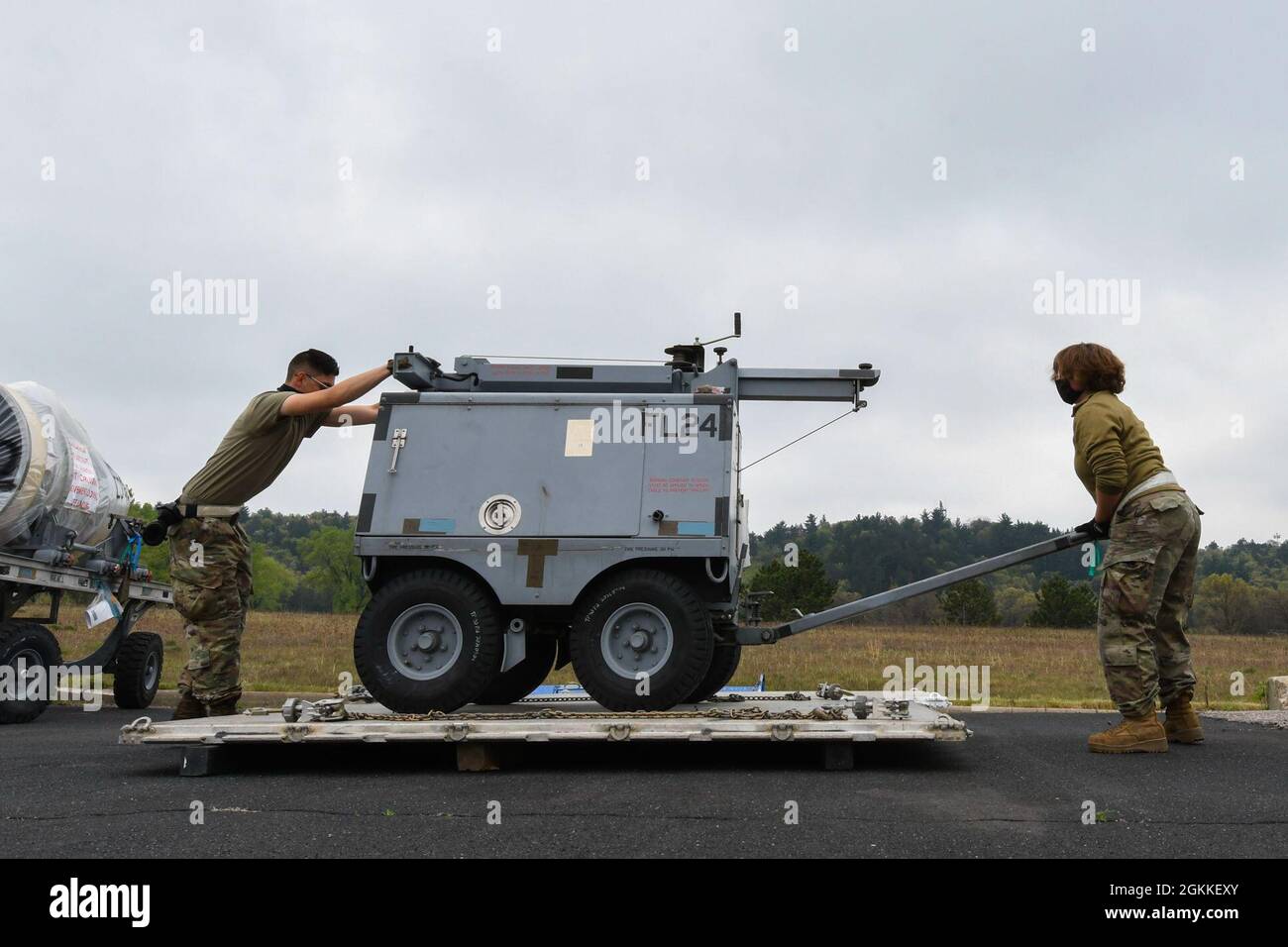 Airman First Class Julian Pacheco, 355. Equipment Maintenance Squadron Aerospace Ground Equipment Flight Maintainer, und Senior Airman Mukilteo Stricker, 355. EMS AGE Flight Maintainer, entladen ein Flutlicht auf der Volk Field Air National Guard Base, Wisconsin, 16. Mai 2021. Flieger des Fluges der 355. LEBENSSTUFE werden zur Unterstützung von Bushwhacker 21-02 zum Volk Field eingesetzt, um das Dynamic Wing-Konzept zu nutzen, das es MCAs ermöglicht, den High-End-Kampf zu konkurrieren, abzuschrecken und zu gewinnen. Stockfoto