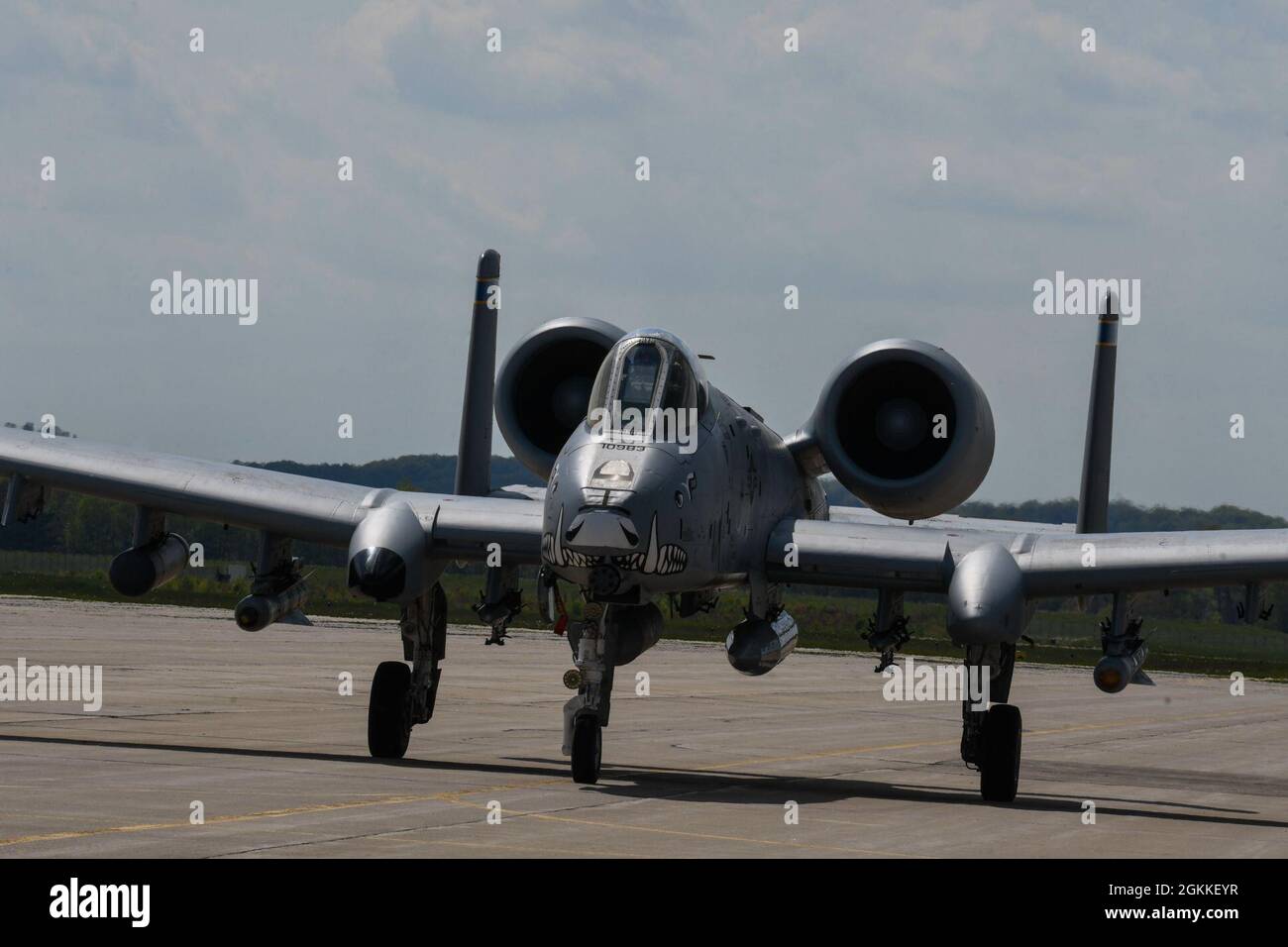 Eine A-10 Thunderbolt II Taxis auf der Fluglinie am Volk Field Air National Guard Base, Wisconsin, 16. Mai 2021. Das 354th Fighter Squadron wurde zur Unterstützung der Bushwhacker 21-02 des Air Combat Command und der Mobility Guardian 2021-Übung des Air Mobility Command auf das Volk Field eingesetzt. Stockfoto