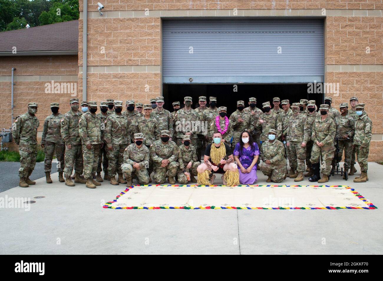 Soldaten und Zivilisten des US Army Reserve Legal Command hielten am Sonntag, dem 16. Mai 2021, im Hauptquartier der Einheit in Gaithersburg, Maryland, eine Befolgung des Asia American Pacific Islander Heritage Month ab. Die Veranstaltung umfasste Präsentationen, die das kulturelle Erbe der Mitglieder und einen Feuermessertanz hervorhoben. Stockfoto