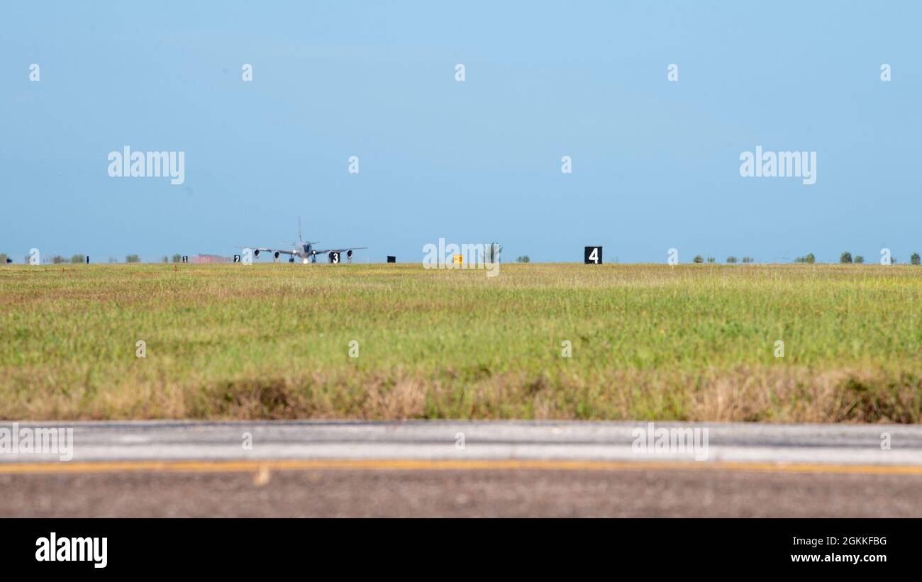 Ein Flugzeug der KC-135 Stratotanker bereitet sich auf den Start vom MacDill Air Force Base, Florida, am 16. Mai 2021, während des Mobility Guardian vor. Mobility Guardian ist eine Übung, die mehr als 1,800 Total Force-Mitarbeiter von AMC, ACC, AFSOC, AFGSC, AFRC und der Air and Army National Guard umfasste, die sich zusammengeschlossen haben, um zu trainieren, wie wir kämpfen – als integrierte, Joint Force. Stockfoto