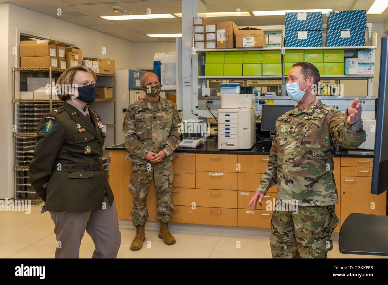 Col. Jason Bennett (rechts), Direktor, WRAIR Multidrug-resistente Organismus Repository and Surveillance Network, zeigt Arbeiten zur Identifizierung und Beseitigung multiresistenter Organismen im Militärgesundheitswesen auf. Gen. Mary Krueger (links), Büro des Chirurgen Stellvertretende Stabschefin für Unterstützung, G 1/4/6. Stockfoto