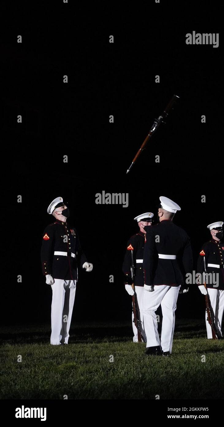 Marineinfanteristen mit dem Silent Drill Platoon führen während der Freitagabend-Parade in den Marine Barracks Washington, D.C., 14. Mai 2021 eine Inspektionssequenz durch. Der stellvertretende Kommandant für Kampfentwicklung und Integration und der Kommandierende General des Marine Corps Combat Development Command LT. Gen. Eric M. Smith war der Gastgeber, und die Ehrengäste waren der 12. NASA-Administrator, der ehrenwerte Charles F. Bolden, Jr., Maj. Gen., USMC (ausgeschieden); NASA Astronaut und Active Duty Marine LT. Col. Nicole A. man; und NASA Astronaut und Active Duty Marine Maj. Jasmin Moghbeli. Stockfoto