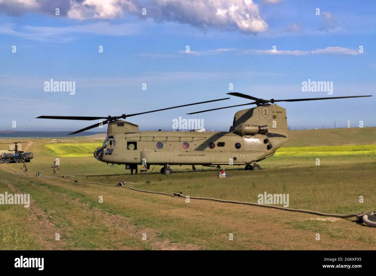 Ein US CH-47 Chinook Hubschrauber von Bravo Company, 2-1 General Support Aviation Bataillon, Combat Aviation Brigade, 1st Infantry Division betankt am 17. Mai an einem Vorwärts-Bewaffnungs- und Betankungspunkt (FARP) in Mihail Kogălniceanu, Rumänien. Stockfoto
