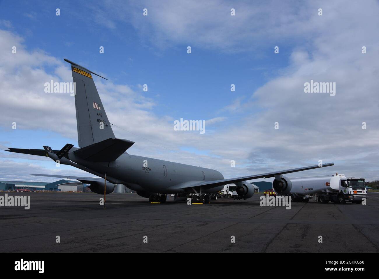 210517-Z-KZ880-022 Glasgow Prestwick International Airport, Schottland Am 17. Mai 2021 Lädt Die Iowa Air National Guard auf der Rampe am Flughafen Glasgow Prestwick in Prestwick, Schottland, einen Tankwagen mit Treibstoff auf ein Flugzeug der US Air Force KC-135. Das Betankungsflugzeug der Air Guard ist in Schottland und leistet im Rahmen der NATO-Übung Formidable Shield 21 Unterstützung beim Betanken. Formidable Shield ist eine multinationale Übung, die in der Region des Nordatlantiks um das Vereinigte Königreich und Norwegen stattfindet. Stockfoto