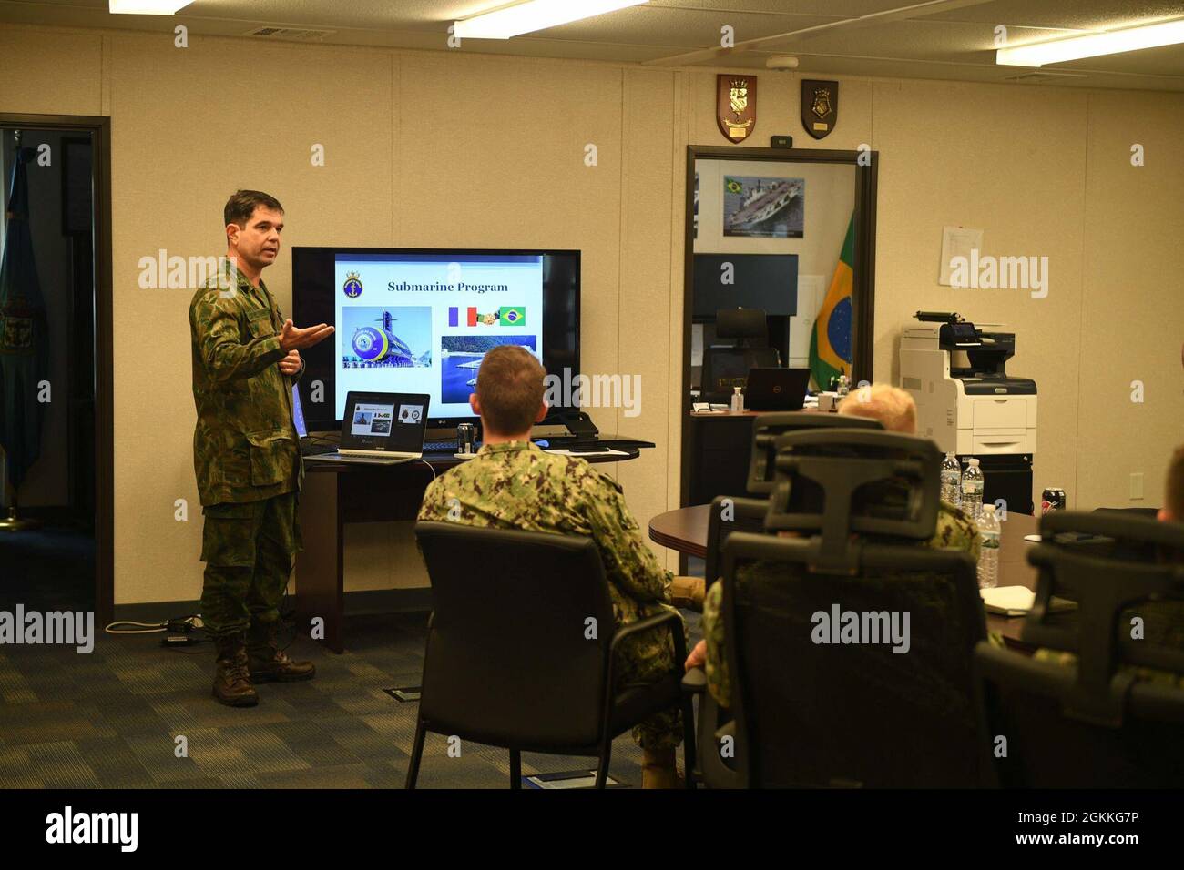 210517-N-DB801-0188 MAYPORT, Florida – (17. Mai 2021) – Brazilian Navy Cmdr. Willy Souza Vianna, ein Außenverbindungsbeamter, der dem Southern Command der US-Naval Forces/U.S. zugewiesen wurde 4. Flotte informiert Midshipmänner der U.S. Naval Academy über die brasilianischen Seestreitkräfte während eines sprach-, Regional Training and Cultural Exchange (LREC), 17. Mai 2021. U.S. Naval Forces Southern Command/U.S. Die 4. Flotte unterstützt die gemeinsamen und kombinierten militärischen Operationen des U.S. Southern Command durch den Einsatz von Seetruppen in kooperativen maritimen Sicherheitsoperationen, um den Zugang zu erhalten, die Interoperabilität zu verbessern und eine dauerhafte Partn aufzubauen Stockfoto