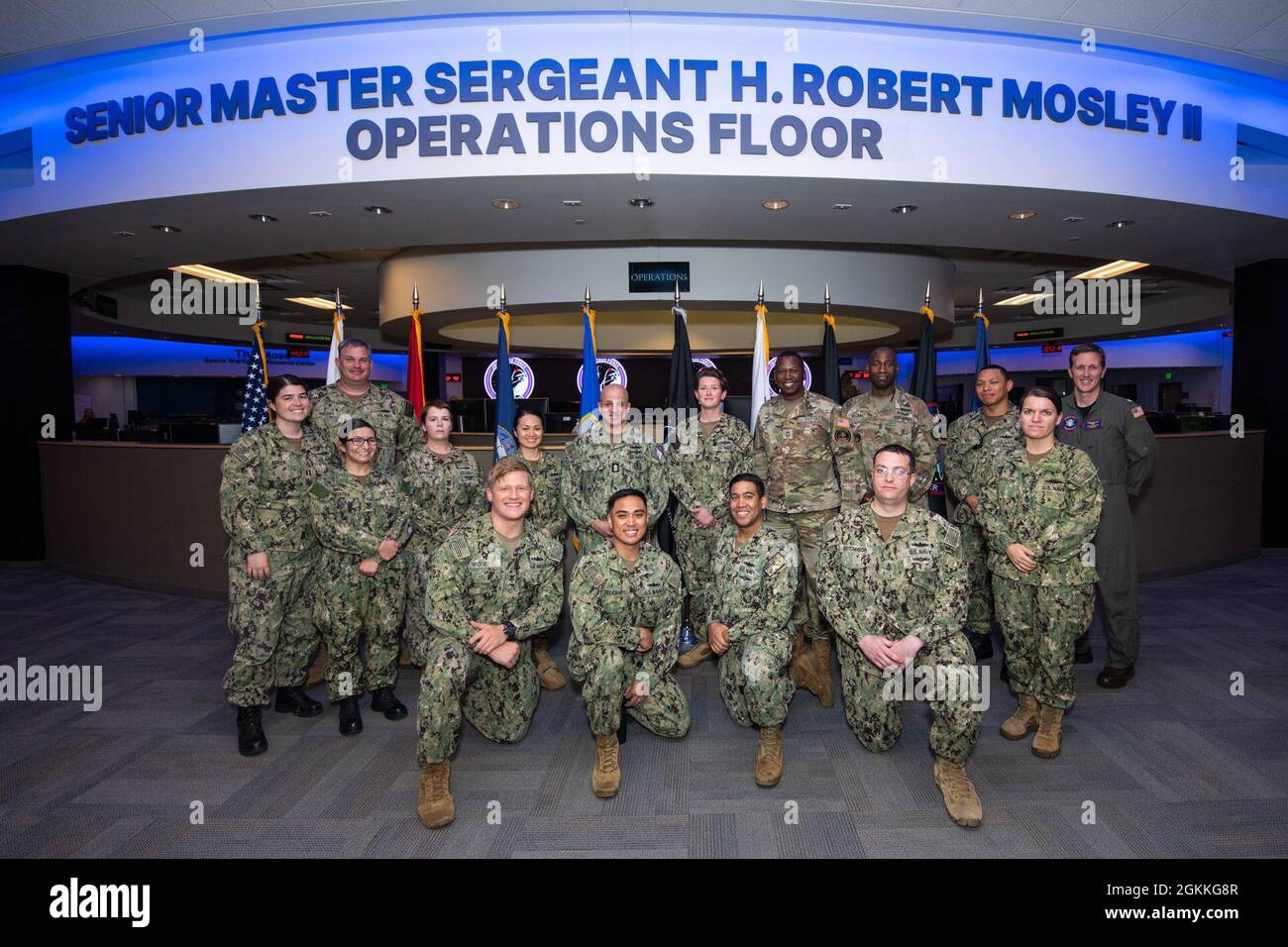 LUFTWAFFENSTÜTZPUNKT SCHRIEVER, Colorado -- Joint Functional Component Command-Integrated Missile Defence und Joint Task Force-Space Defence Navy-Mitglieder posieren für ein Gruppenfoto mit Master Chief Petty Officer der Marine Russell Smith im National Space Defence Center, Luftwaffenstützpunkt Schriever, Colorado, Mai 17. Während seines Besuchs traf sich Smith während des gesamten Kommandos mit Matrosen und erfuhr mehr über ihre Rolle zur Unterstützung der Anklage des Kommandos, „niemals einen Tag ohne Platz zu haben“. Stockfoto