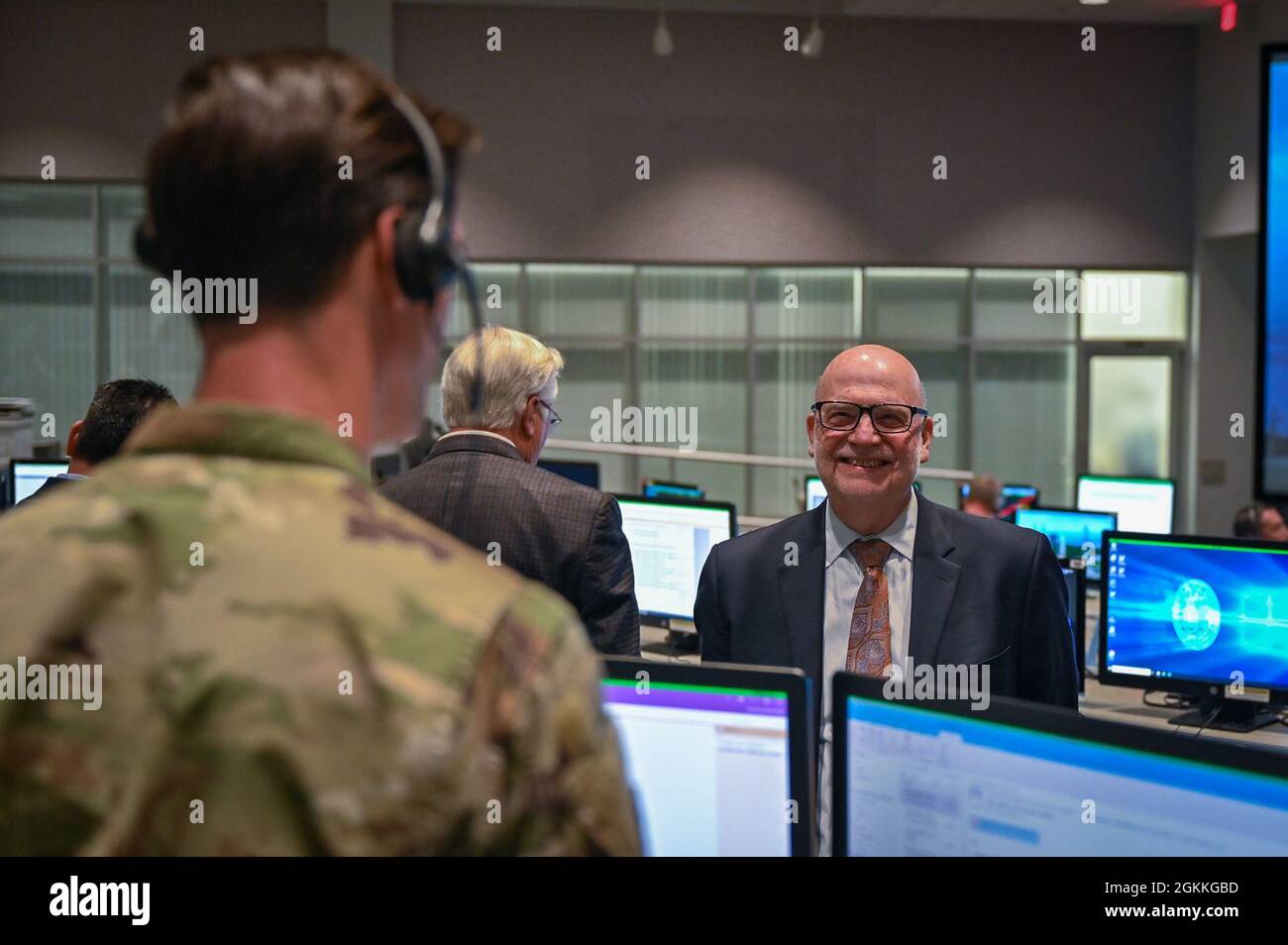 Der amtierende Sekretär der Luftwaffe, John P. Roth, spricht mit dem 1. LT der US-Luftwaffe, Nichola Francoeur, Kommandeur der 1. Range Operations Squadron Range Operations, auf der Cape Canaveral Space Force Station, Florida, 17. Mai 2021. Während seines Besuchs besichtigte Roth mehrere Einrichtungen auf dem CCSFS und traf sich mit Airmen und Guardians, die den Weltraumstartbetrieb unterstützten. Stockfoto