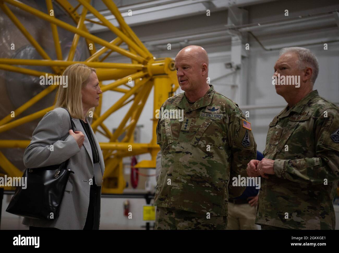 Robbie Sabathier, links, Vice President of Government Relations and Strategic Communication der United Launch Alliance, trifft sich mit dem General der US Space Force, John W. „Jay“ Raymond, Center, Chief of Space Operations, Und LT. General John Thompson, rechts, Kommandant des Space and Missile Systems Center, während einer Tour durch das Atlas Spaceflight Operations Center auf der Cape Canaveral Space Force Station, Florida, 17. Mai 2021. Raymond und Johnson besichtigten die Installation, um sich mit Airmen und Guardians zu treffen, die den Raumfahrtbetrieb unterstützen und mehr über die Partnerschaften zwischen CCSFS und kommerziellen Unternehmen erfahren. Foto al Stockfoto