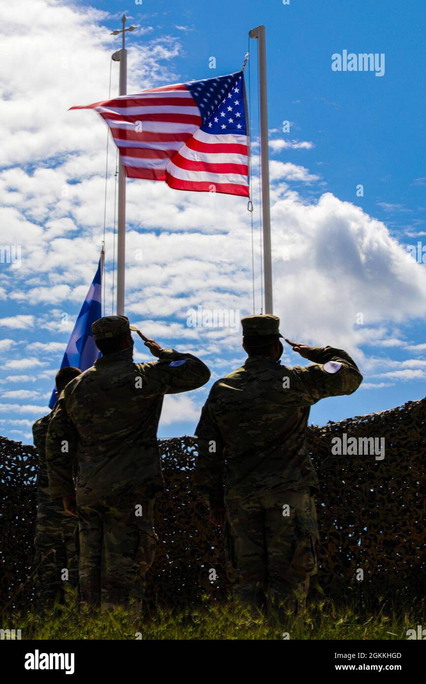 Zwei Alabama National Guardsman des 1-167. Infanterie-Bataillons grüßen, als die amerikanische Flagge angehoben wird, um die Eröffnungszeremonie für die ÜBUNG DEFENDER-Europe 21 Immediate Response in der Nähe von Xanthi, Griechenland, 17. Mai 2021 zu beginnen Stockfoto