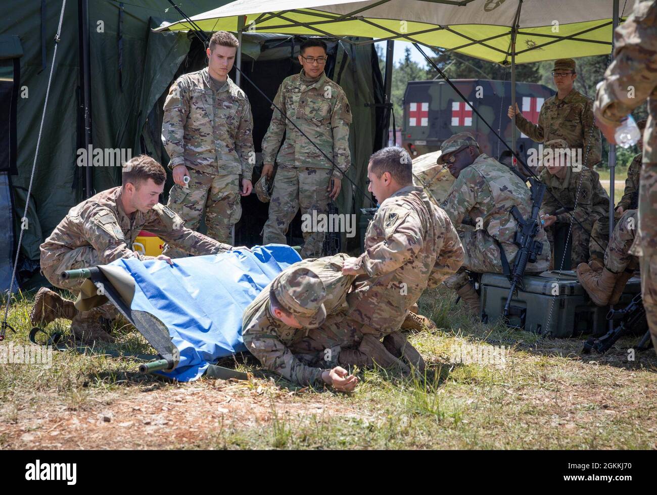 Sgt. Connor Cominski, links, und Sgt. Christian Perez, rechts, Sanitäter des 5. Bataillons, 7. Luftverteidigungsartillerie, demonstriert, wie man einen bewusstlosen Patienten am 18. Mai 2021 auf dem kroatischen Luftwaffenstützpunkt Zemunik sicher auf einen Wurf rollt. Das Bataillon wird kombinierte Trainingsübungen mit kroatischen Streitkräften durchführen und die Fähigkeiten des Patriot Missile Systems zur Unterstützung von DEFENDER-Europe 21 demonstrieren. DEFENDER-Europe 21 ist eine groß angelegte Übung der US-Armee, die darauf ausgelegt ist, Bereitschaft und Interoperabilität zwischen den USA, NATO-Verbündeten und Partnermilitärs aufzubauen. Dieses Jahr mehr Stockfoto