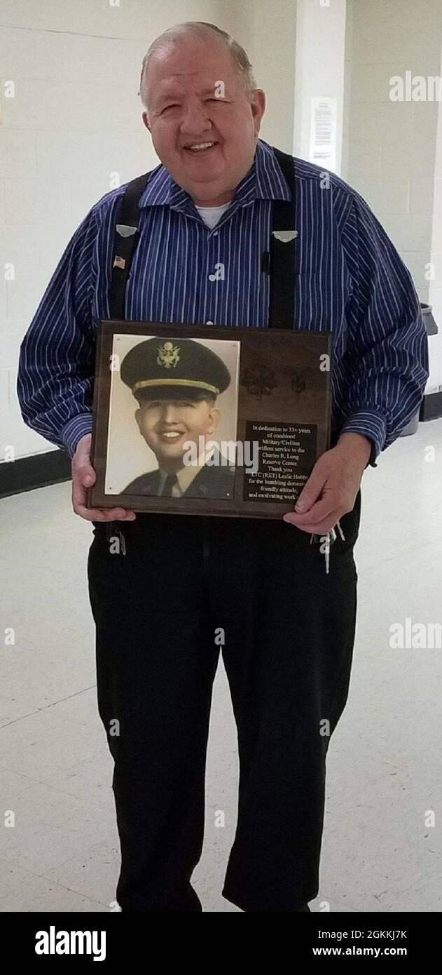 Leslie Hobbs, Digital Training Facility Manager bei der Sgt. Das Charles R. Long Army Reserve Center, Independence, Mo., wurde mit einer Gedenktafel überreicht, die seinen 33-jährigen Dienst an der Einrichtung und den dort arbeienden und trainierten Soldaten der Armeereserven würdigte. Stockfoto