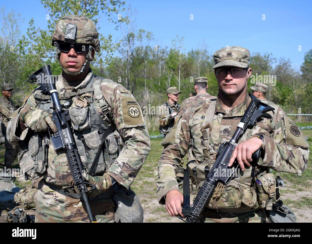 FORT DRUM, N.Y. – U.S. Army Sgt. Troy Perez, links, und Sgt. Joseph Ryan, beide Infanteristen des 1. Bataillons der New Yorker Nationalgarde, des 69. Infanterie-Regiments, bereiten sich auf die Durchführung des Landnavigationsteils der 10. Mountain Division Expert Infantryman Badge Assessment in Fort Drum, N.Y., 18. Mai 2021 vor. Zehn Infanteriesoldaten und ein Sanitäter aus dem Kampfteam der 27. Infanteriebrigade nahmen an der fünftägigen Prüfung Teil, um die begehrten Abzeichen „Expert Infantryman“ und „Expert Field Medical“ zu erhalten. Stockfoto