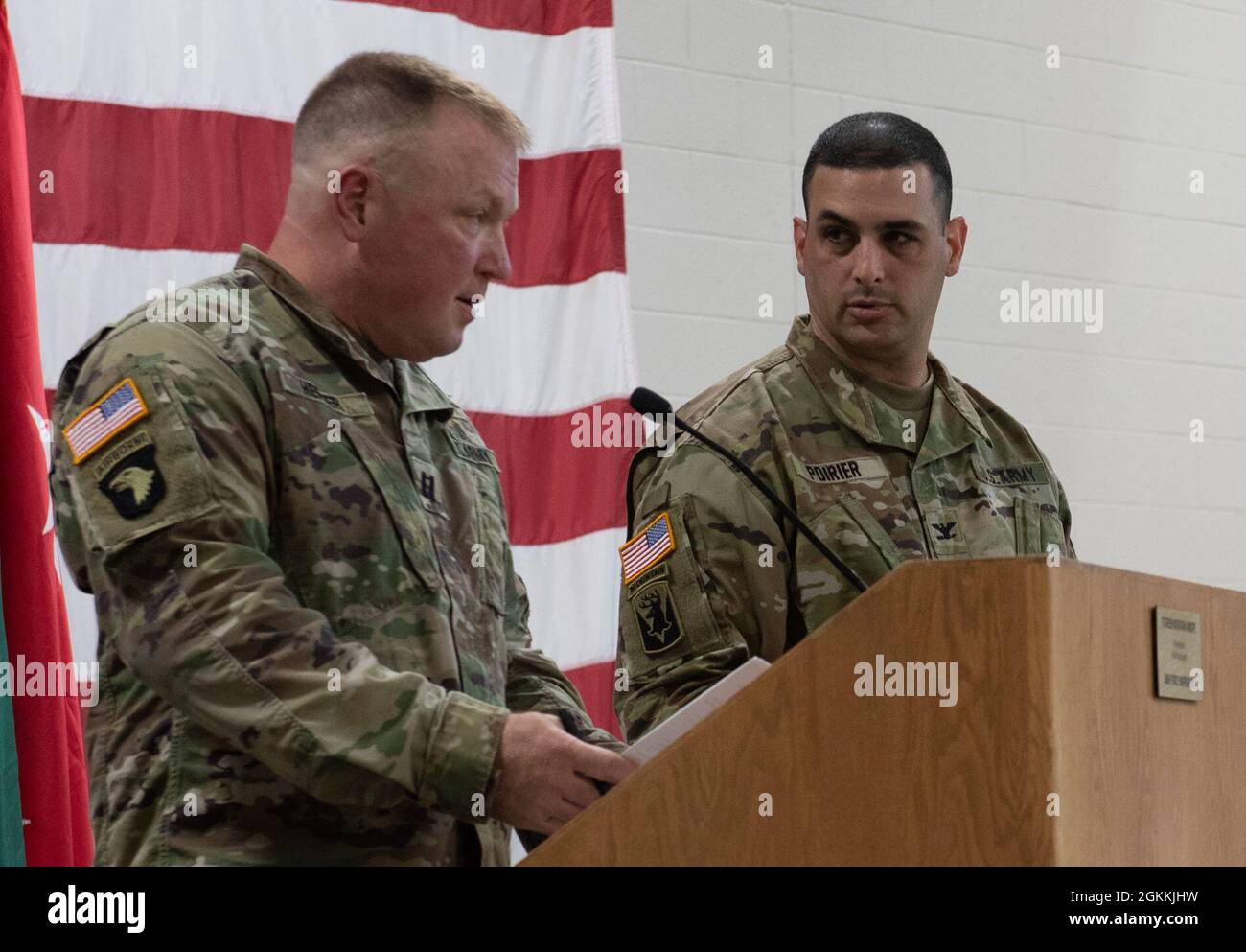 Oberst Leonard Poirier (rechts), Offizier der Task Force Mansfield, und Kapt. Mathew Hefner, Verwaltungsbeamter im Operations Direktorat der Vermont National Guard, überprüfen eine Probe für die Absendezeremonie der Task Force Mansfield am 18. Mai 2021 in Camp Johnson, Vermont. Etwa 50 Gäste nahmen an der Zeremonie Teil, der letzte von mehreren, bei denen mehr als 1,000 Soldaten der Nationalgarde von Vermont stationiert waren. Stockfoto