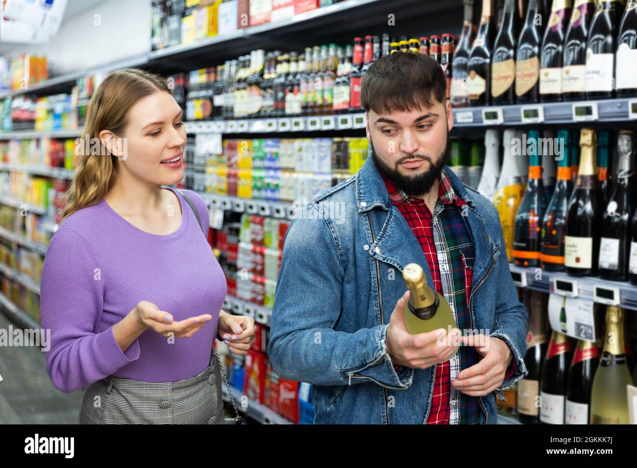 Paar wählen Champagner Stockfoto