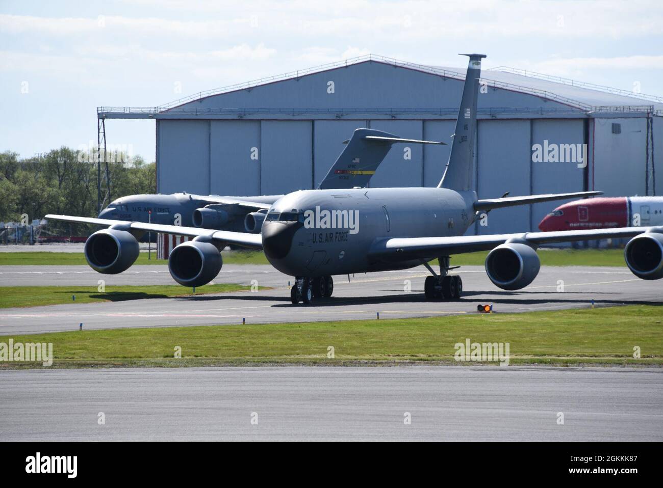 210518-Z-KZ880-172 Glasgow Prestwick International Airport, Schottland Ein US Air Force KC-135-Statotanker der Maine Air National Guard taxed am 18. Mai 2021 am Flughafen Glasgow Prestwick in Prestwick, Schottland, an einem Globemaster der US Air Force C-17 von March Air Reserve vorbei. Einheiten der US-Luftwaffe und der Reserve-Komponenten sind in Schottland und unterstützen die NATO-Übung Formidable Shield 21. Formidable Shield ist eine multinationale Übung, die diese Woche in der Region des Nordatlantiks um das Vereinigte Königreich und Norwegen stattfindet. Stockfoto